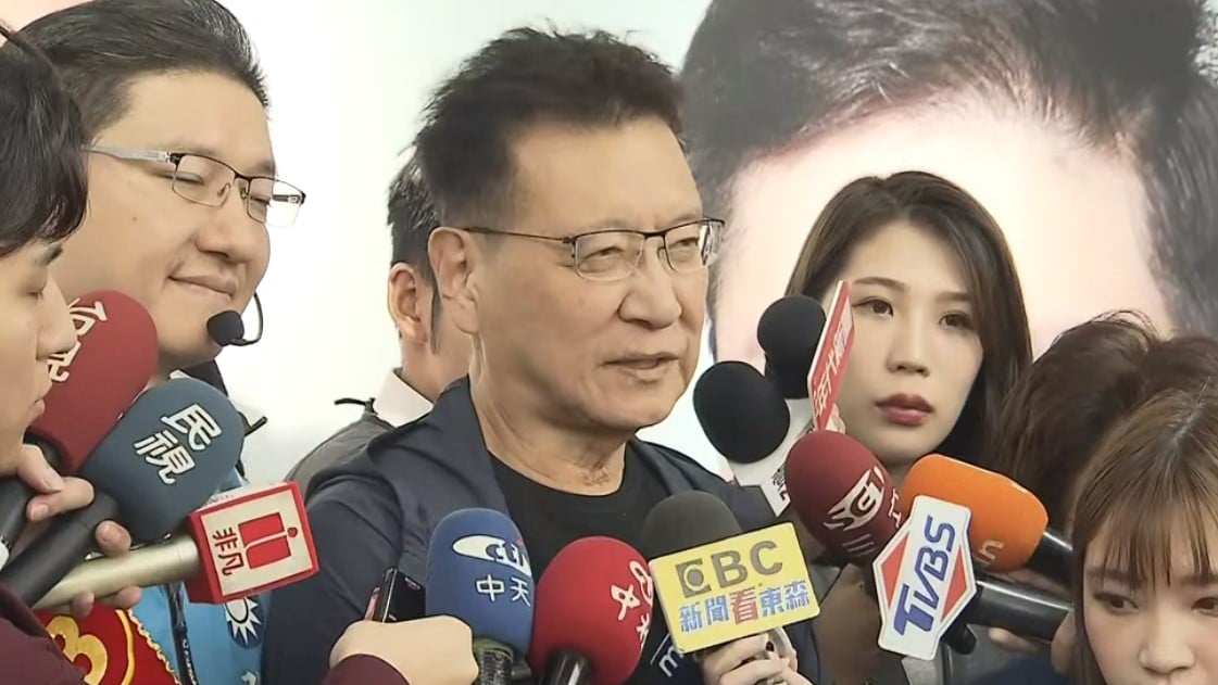 趙少康31日上午來到中和地區,為黨籍立委候選人張智倫站台,並車隊掃街拜票。翻攝畫面