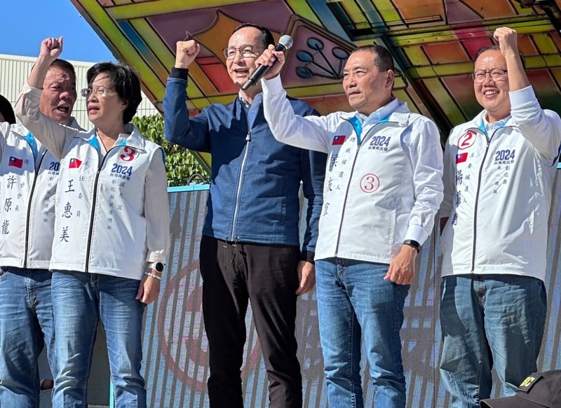 朱立倫(中)、侯友宜(右2)31日至彰化縣輔選第2選區黨籍立法委員參選人楊曜聰(右)。朱立倫辦公室提供