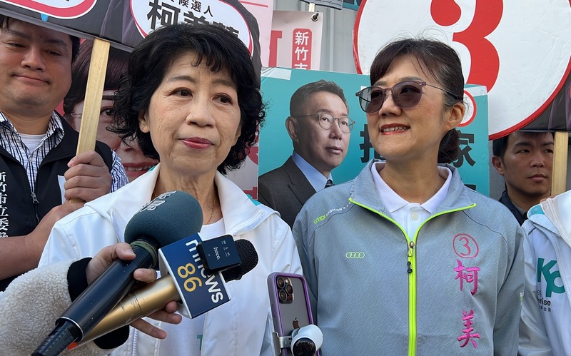 陳佩琪今天到新竹市陪同柯文哲胞妹、無黨籍新竹市立委參選人柯美蘭掃街拜票。中央社