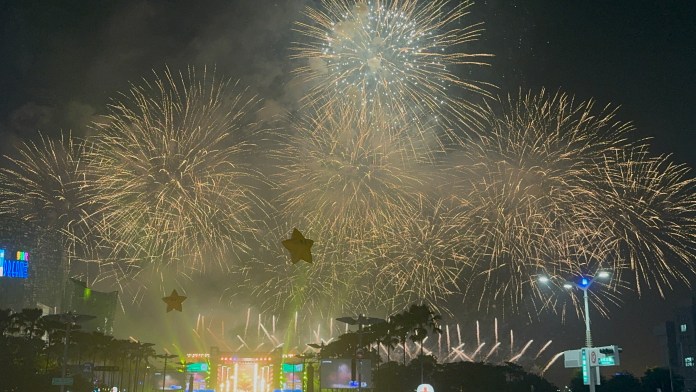 高雄長達4分鐘花火點亮夜空。（圖／記者金東天攝）