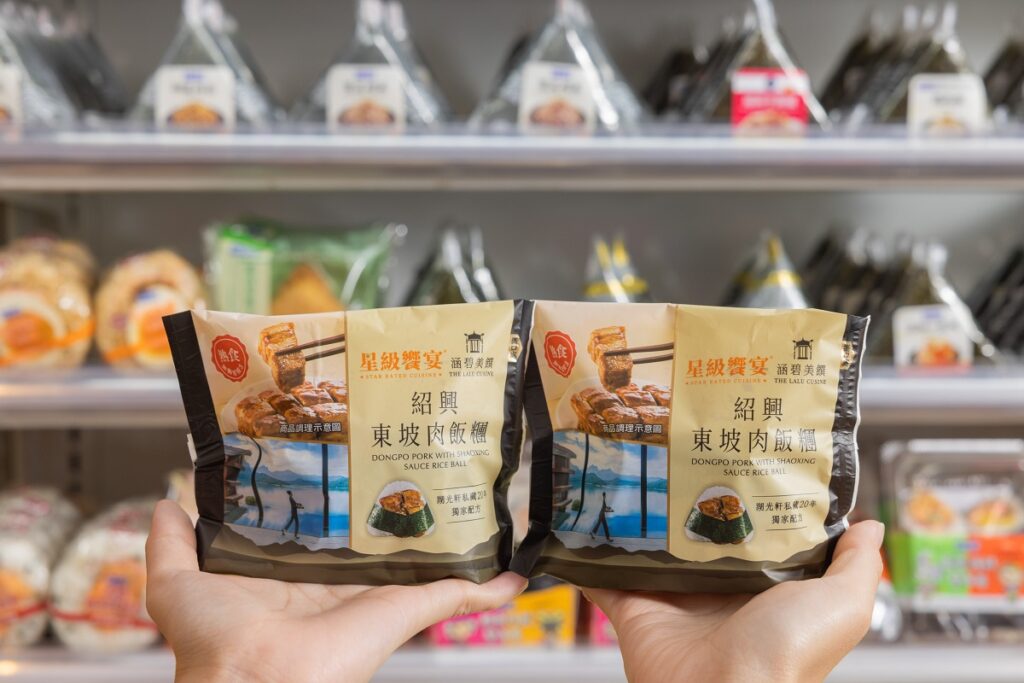 「紹興東坡肉飯糰」為湖光軒私藏20年獨家配方,以在地紹興酒以及秘製香料慢火熬煮,東坡肉肥瘦入口即化帶有紹興酒香氣,與米飯完美結合。