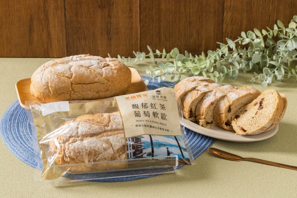 「馥郁紅茶葡萄軟歐」歐式麵包,以紅酒麵糰低溫發酵,入口淡淡紅酒味、尾韻清甜紅茶香,加入葡萄乾、蔓越莓及核桃增加咬感,口感鬆軟,內餡豐富,層次紮實。