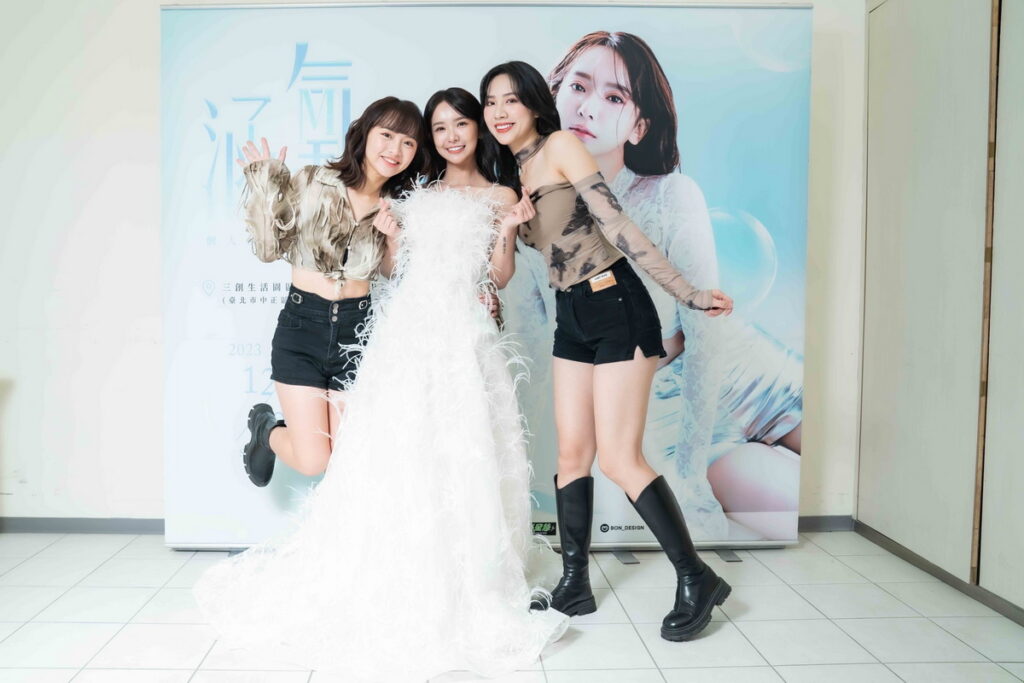 (中)@涵氧女孩」張雅涵舉辦個唱,合體三小福十元(左一)、宋宋(右一)驚喜秀舞技。