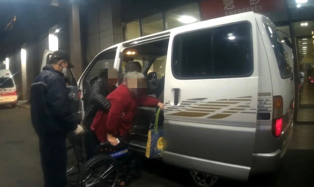 ▲圖說:在警車一路閃燈鳴笛開道護送下,僅花了8分鐘就將簡女送抵醫院急診室 (圖/台中市政府提供)