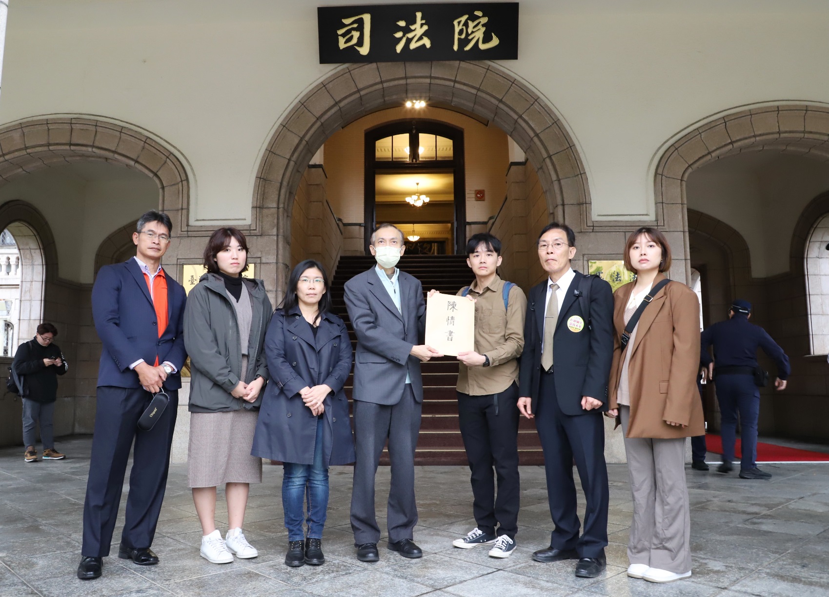 ▲太極門弟子代表到司法院遞交陳情書及相關資料，由行政訴訟及懲戒廳林專門委員(中)代表接受轉達。（記者晨曦翻攝）