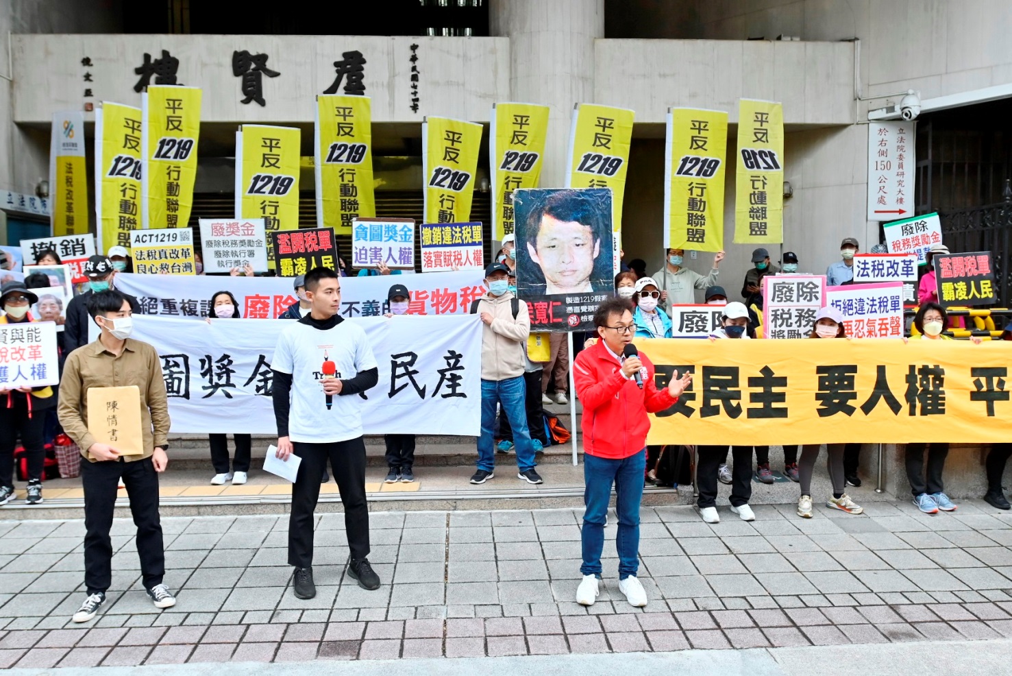 ▲立法委員鄭正鈐(右)於群賢樓前接受人民的陳情書表示，政府須要好好檢討。（記者晨曦翻攝）
