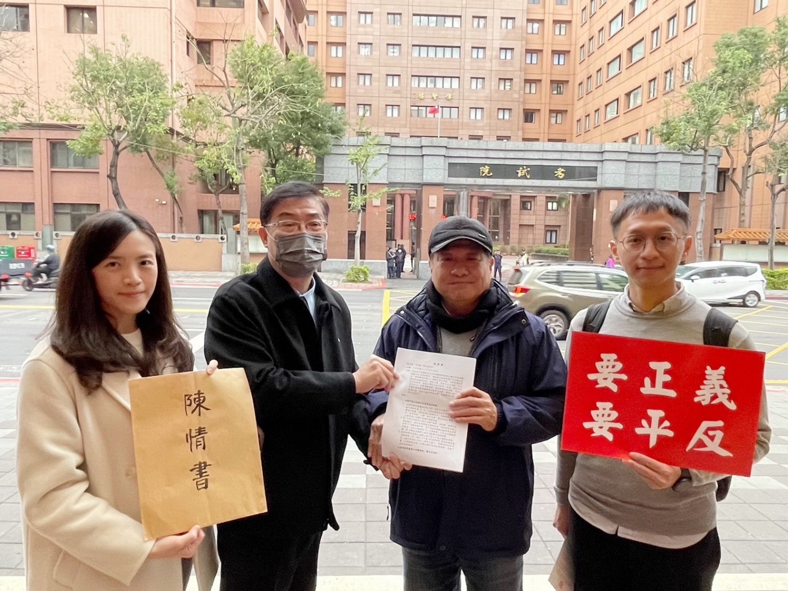 ▲太極門弟子向考試院陳情，接受陳情的白主任(左二)表示，會在內部提出要加強人權觀念。（記者晨曦翻攝）