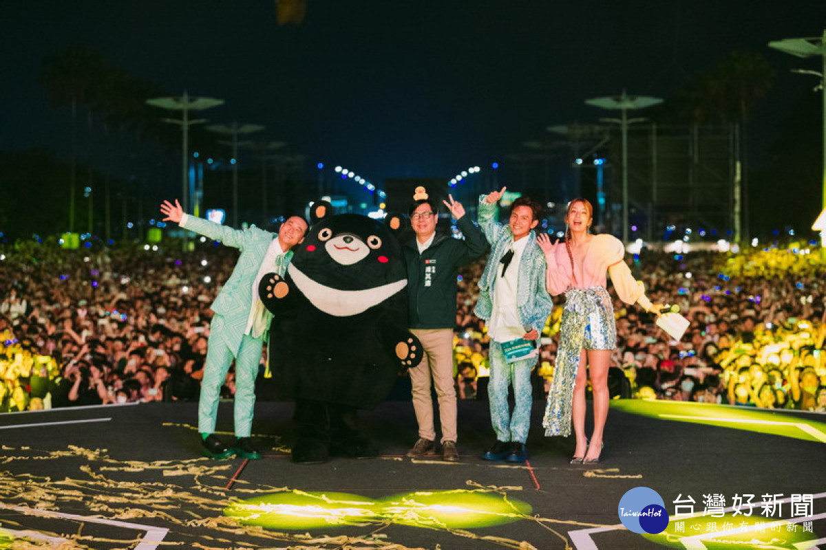 ▲陳其邁跨年夜頭戴黃色小鴨頭飾驚喜登場，率市府團隊、高人氣吉祥物高雄熊，偕同民意代表，與現場觀眾一同跨年倒數，祝福大家新年快樂、心想事成、美夢成真。