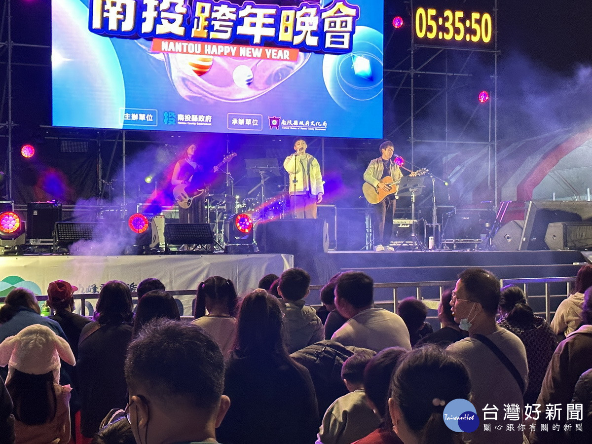 晚會邀請在地樂團及多位藝人表演。(記者扶小萍攝)