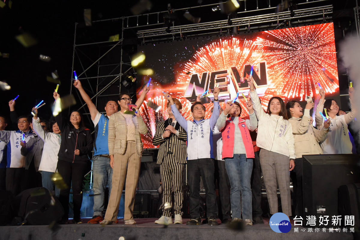 許縣長與縣府團隊議員來賓和民眾迎新年。(縣府提供)