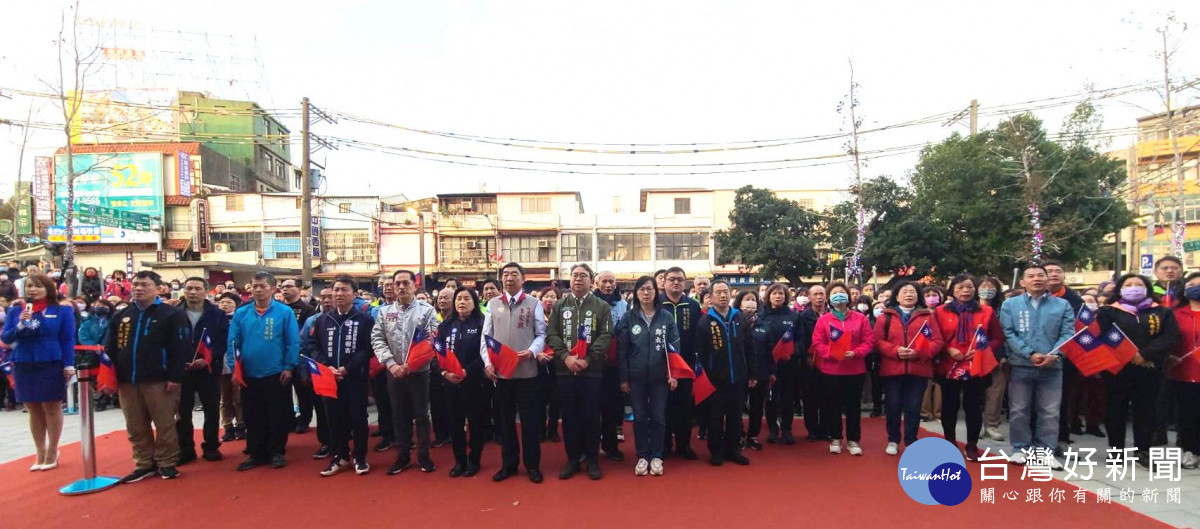 楊梅區113年元旦升旗典禮於新行政大樓前廣場熱鬧舉行。