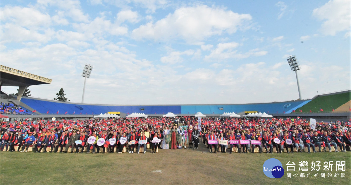 彰化縣慶祝中華民國113年元旦升旗典禮,在彰化體育館舉行。圖/記者鄧富珍翻攝