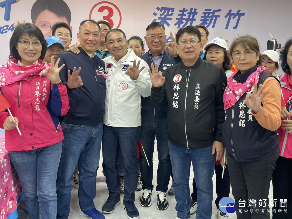 侯友宜抵達林思銘競選總部,受到志工及支持者熱情歡迎。