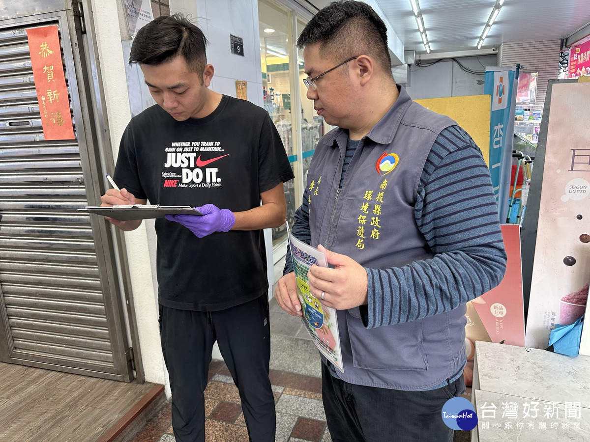 李局長向業者說明使用情形雙方簽名。(記者扶小萍攝)