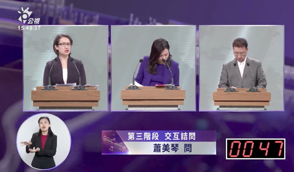民進黨副總統候選蕭美琴提問核能議題,民眾黨吳欣盈認為核能是科學問題,不該意識形態操作;對於核廢料如何處理?國民黨趙少康認為,美國怎麼做台灣就怎麼做。翻攝公視網路直播