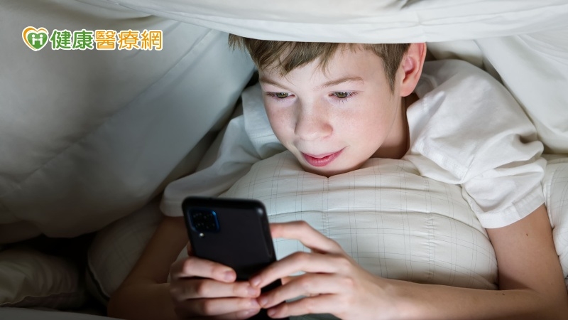 調查:國中生越晚睡,網路成癮風險越高! 專家教「如何脫癮」而出