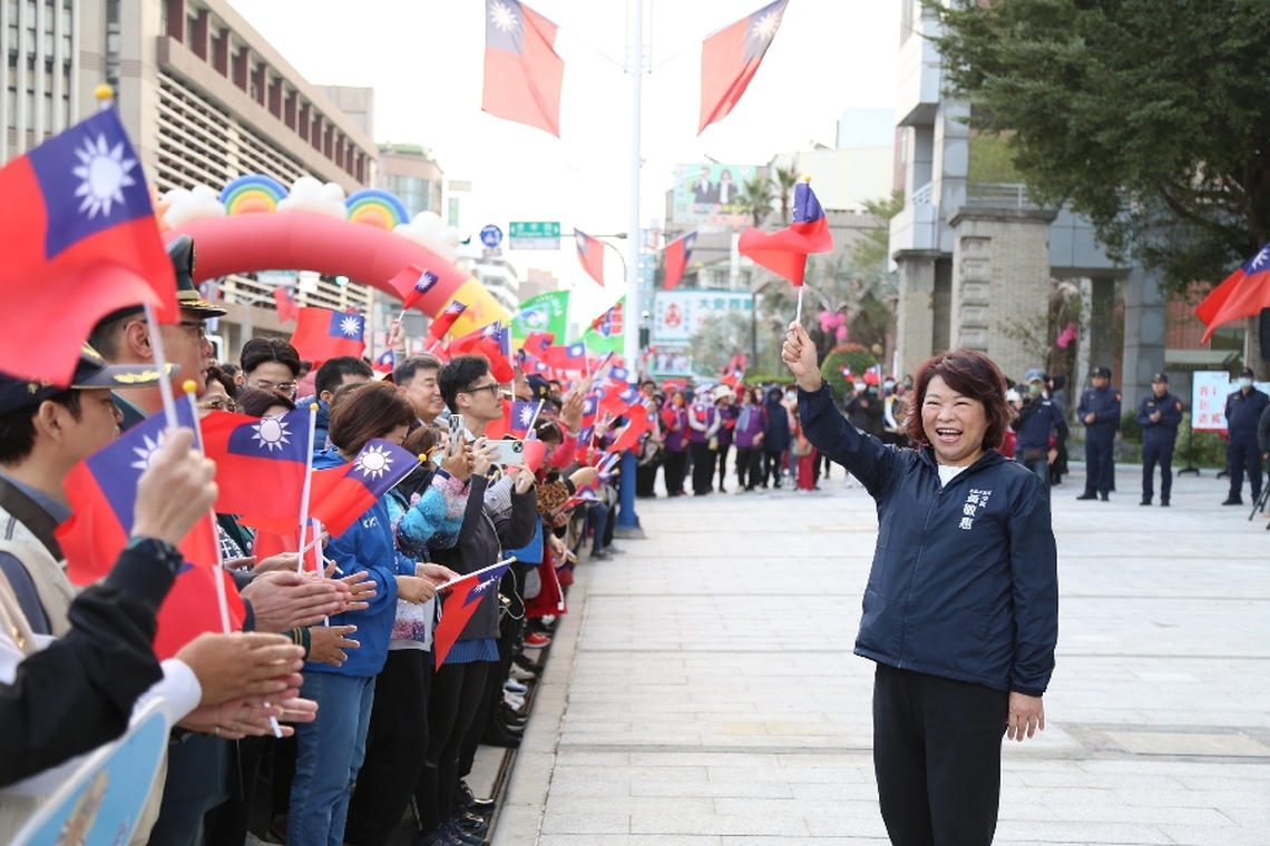 嘉義市113年元旦升旗典禮暨健行活動 市長黃敏惠率眾人升旗齊唱國歌 領跳火肌舞熱情迎接新年新希望