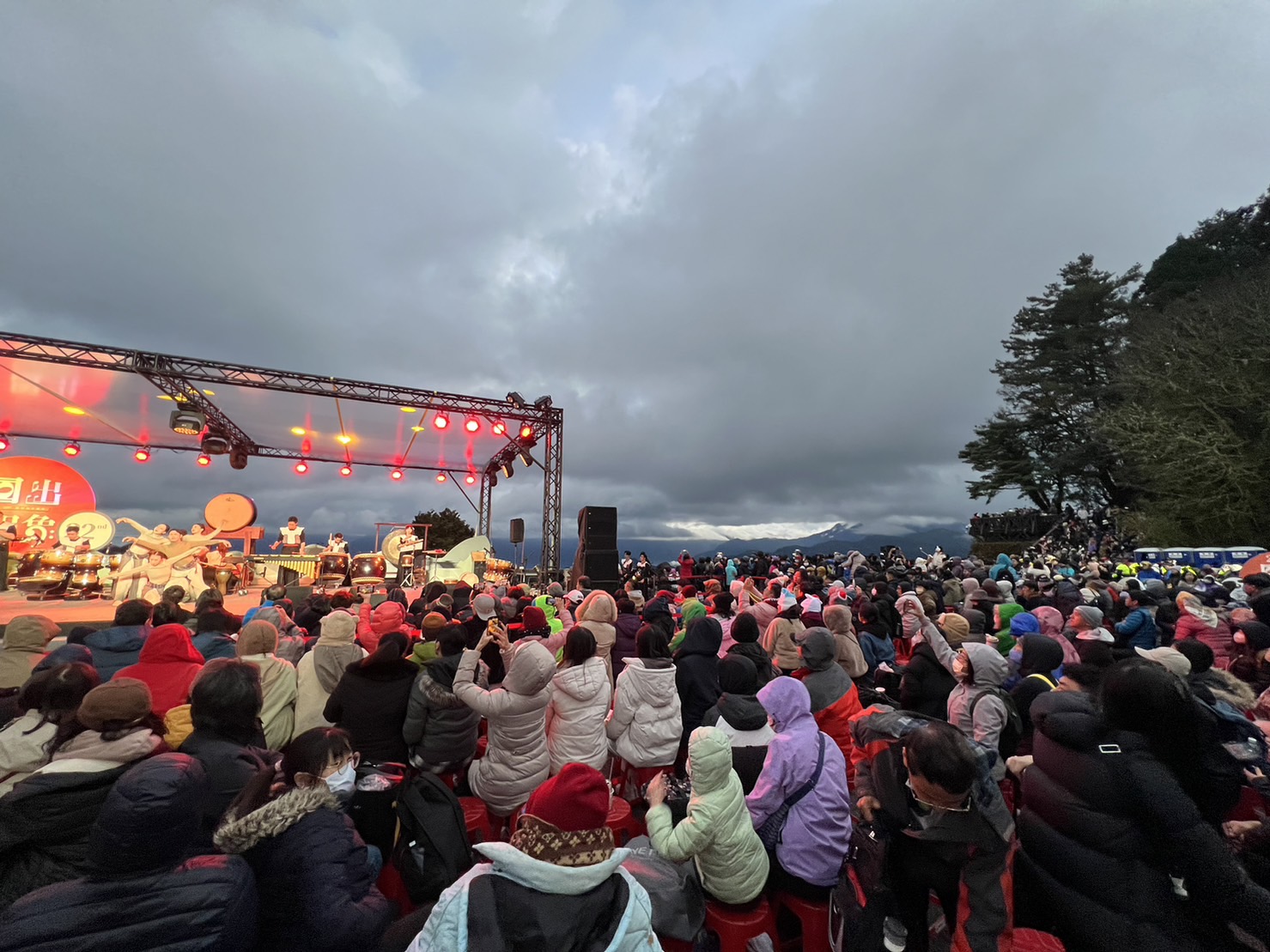 2024阿里山日出印象音樂會 人潮擠爆祝山觀日平台