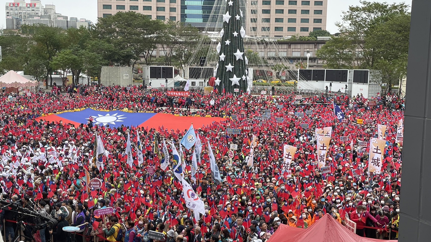 新北元旦升旗典禮各區同步進行 民眾齊唱國歌旗海飄揚迎新年