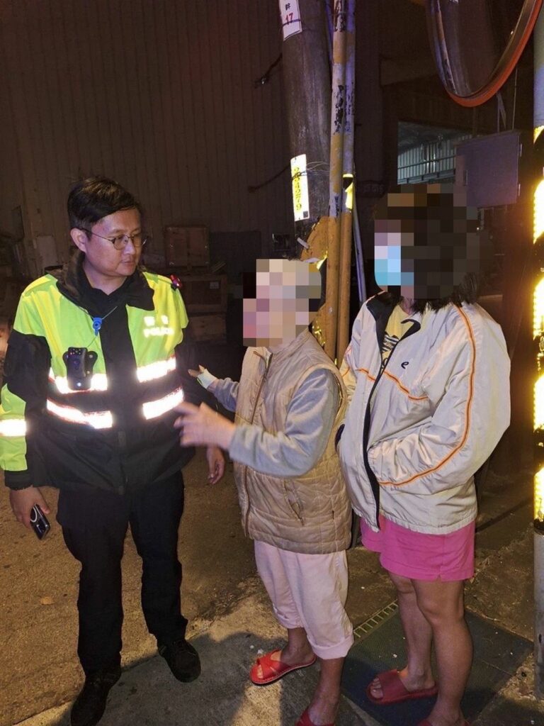一名疑似失智老婦要回家但不知道住家地址,只知道住「大樹下」,立即撥打110電話請派員警到場協助