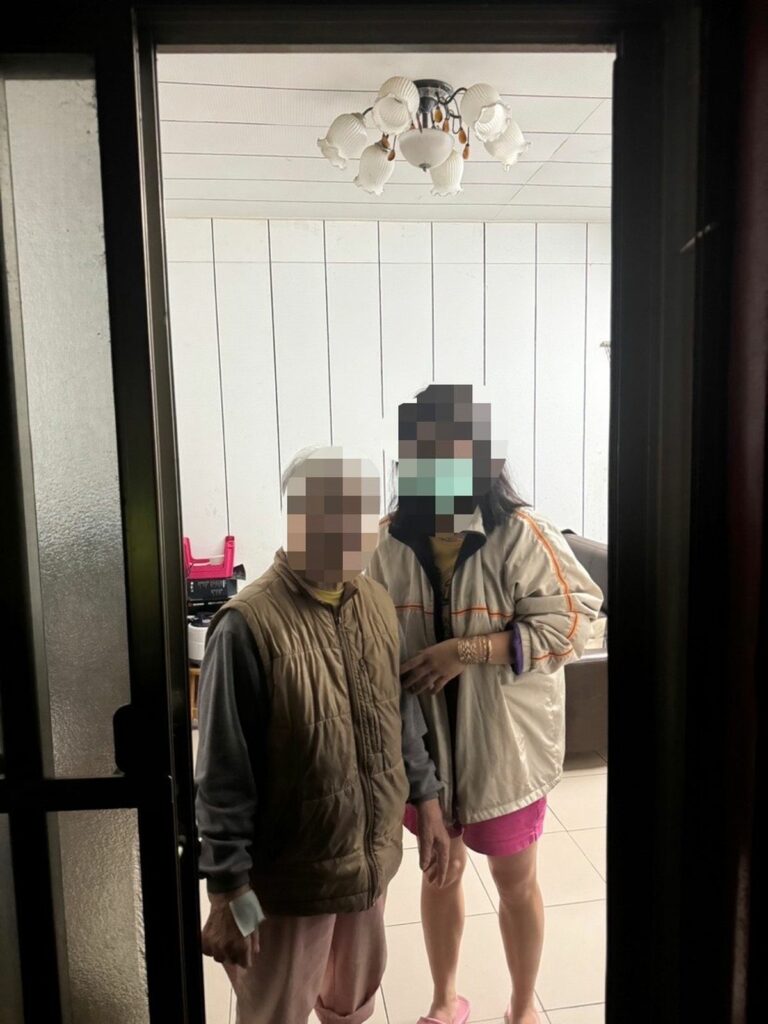 一名婦人趕到現場直呼「阿嬤!阿嬤!」,經員警以巡邏車護送老婦與家屬平安順利返家
