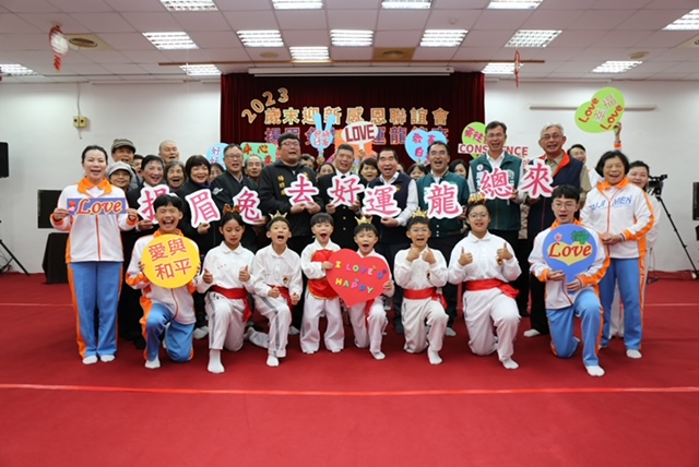 ▲嘉賓一同前來共襄盛舉，並齊同祝福現場觀眾「揚眉兔去 好運龍總來」。（記者李欣翻攝）