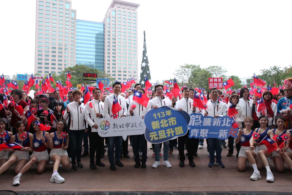 《圖說》副市長劉和然率領市府團隊與民眾一起升旗,祝福市民新年快樂。〈民政局提供〉