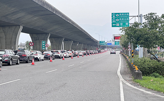 元旦假期最後一天國五北返車潮湧現 預計2日凌晨始能恢復順暢