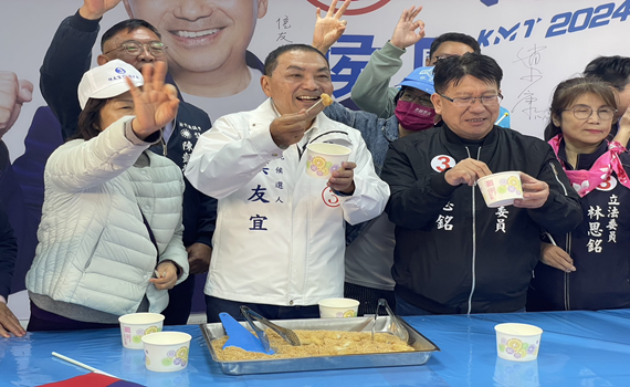 侯友宜陪同林思銘掃街拜票     為林思銘客家政策掛保證
