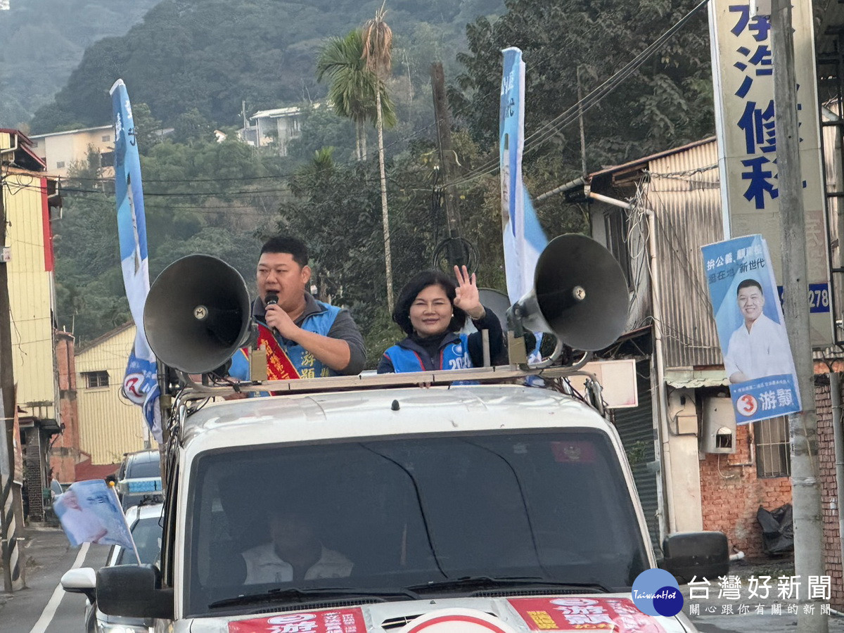 張麗善縣長請鄉親支持熱誠青年游顥。(游顥競總提供)
