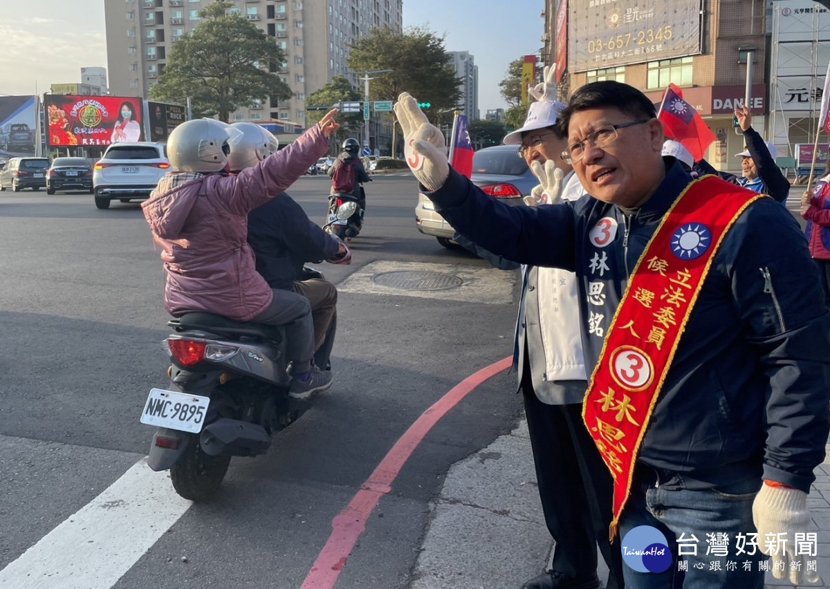 縣長楊文科陪同林思銘向往來鄉親懇託拜票