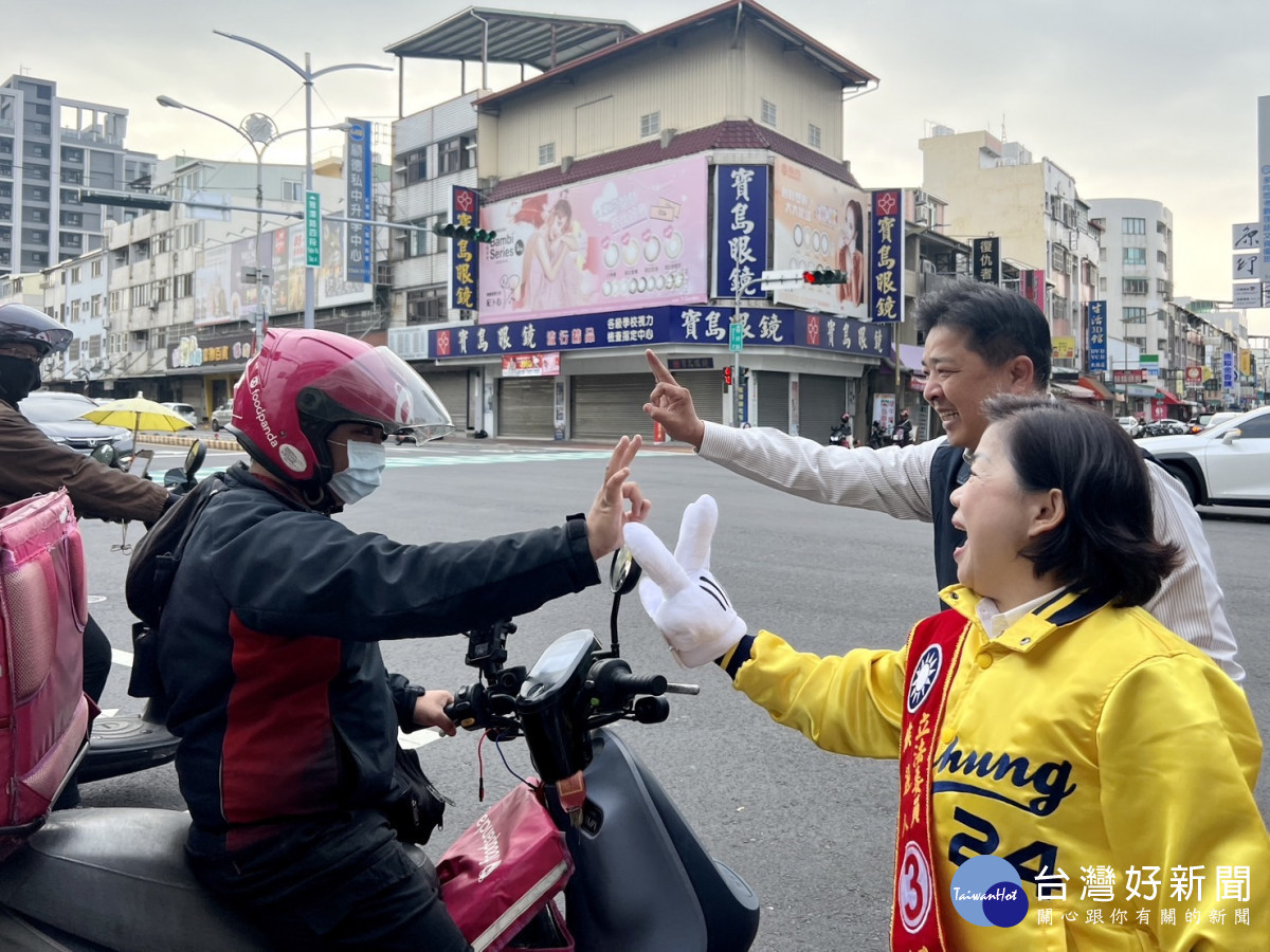 楊瓊瓔站路口拜票,台中市議員吳呈賢也陪同向選民懇託。