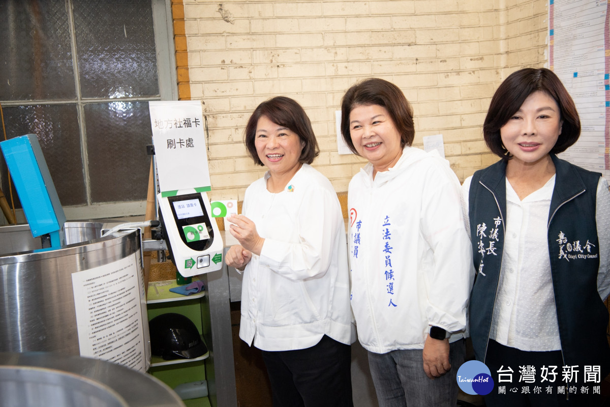 嘉義市長黃敏惠體驗「嘉義TPASS」購票及使用流程/嘉義市府提供