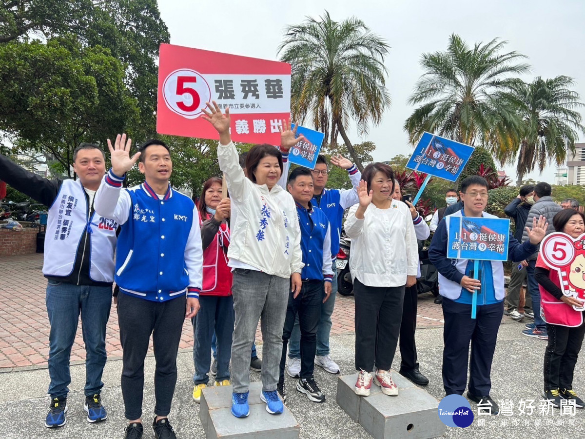 嘉義市長黃敏惠一早陪同黨籍立委候選人張秀華，在嘉義市政府前路口拜票，訴求「支持黃敏惠、票投張秀華」／陳致愷翻攝