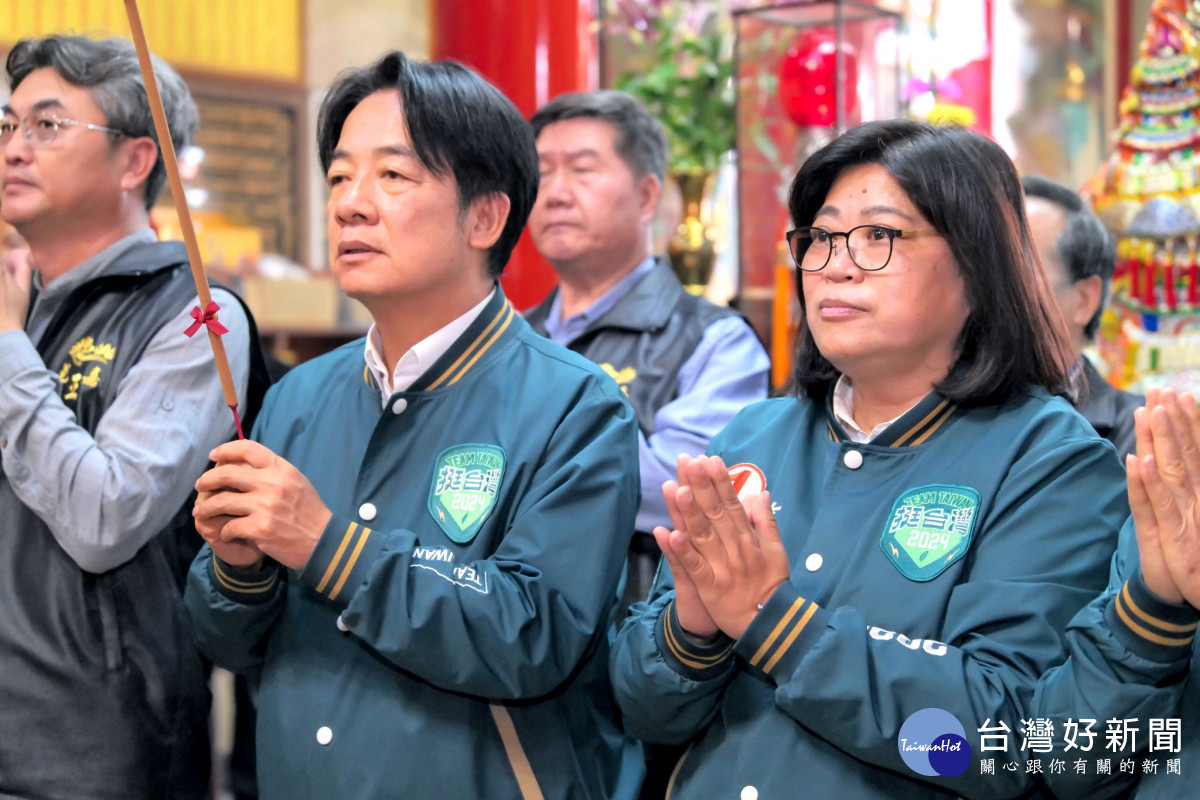 民進黨總統候選人賴清德在嘉義市立委王美惠陪同下，前往嘉邑玉皇宮、王靈宮五顯帝廟參香祈福／林詩涵翻攝
