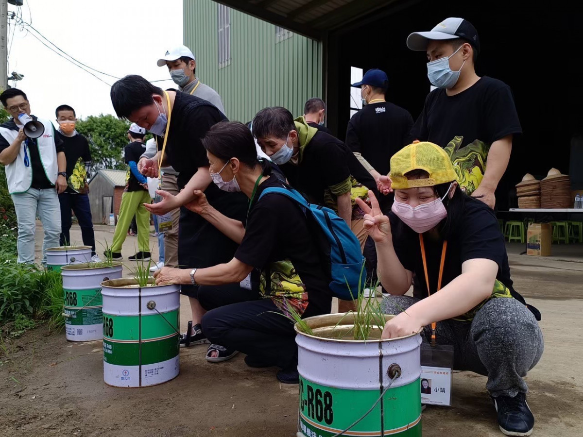 台灣東洋志工帶領樂山院及真善美院生至「東洋田」體驗無毒稻米耕種,除了實踐食農教育,也讓孩子們在親手插秧過程感受自然療癒的力量。