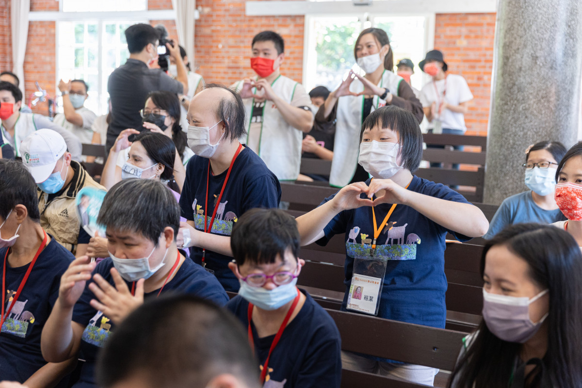 台灣東洋志工至樂山教養院拜訪院生,欣賞孩子們天真無邪的舞蹈表演,也一同跳舞同樂,在一整天的密切互動過程激發對生命的熱情。