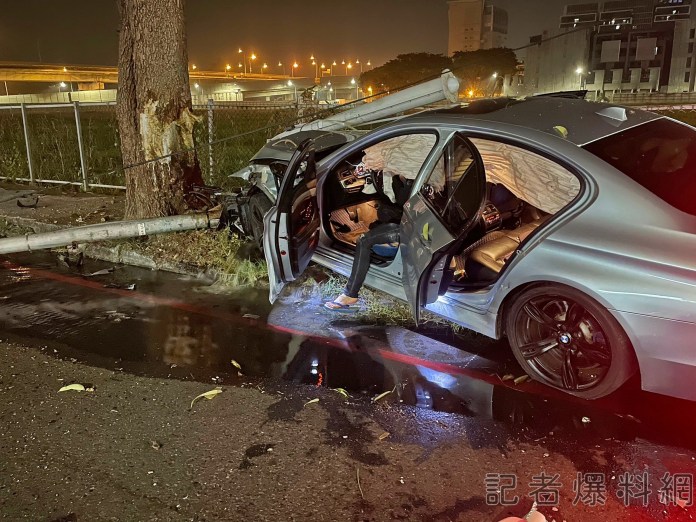 路燈遭BMW撞倒。（圖／記者金東天翻攝）
