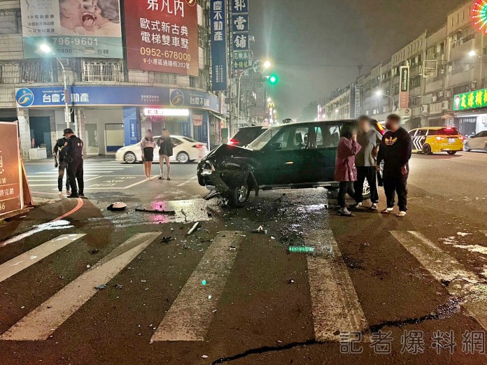 左轉的小客車被擦撞，駕駛也有多處擦挫傷。（圖／記者金東天翻攝）