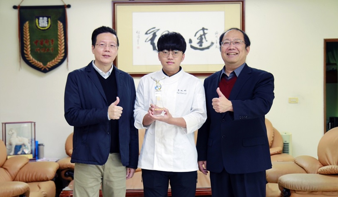 中華醫大餐旅系李帆畇榮登全國技職風雲榜 並獲頒「技職之光」獎座
