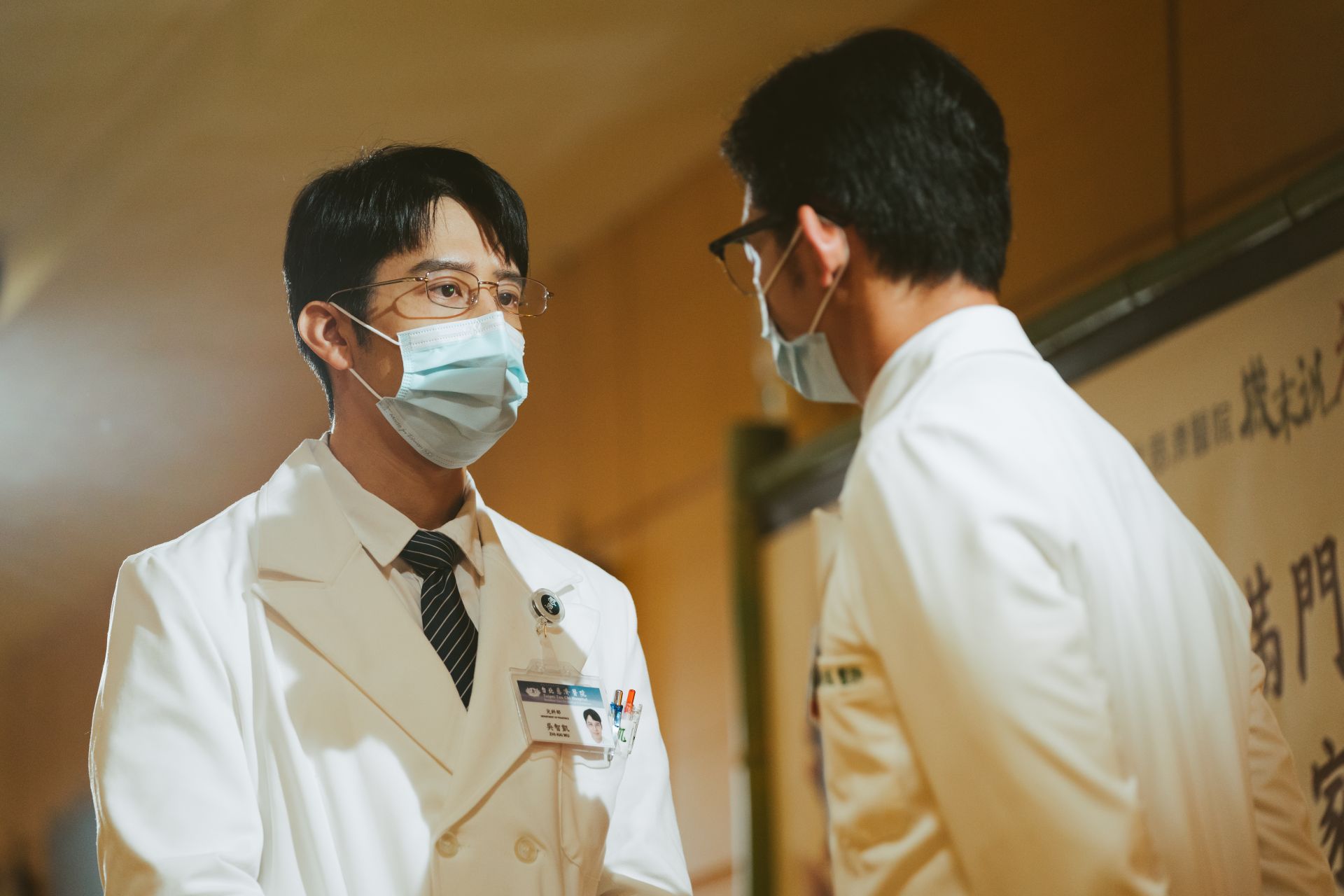 大愛劇《打怪任務》胡宇威(左)與温昇豪,醫生與院長之間的對手戲