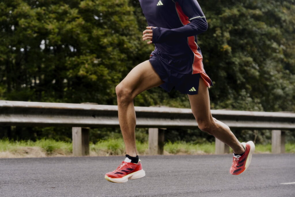 adidas ADIZERO家族推出箱根驛傳系列,皆搭配別具紀念意義的「赤富士紅」配色
