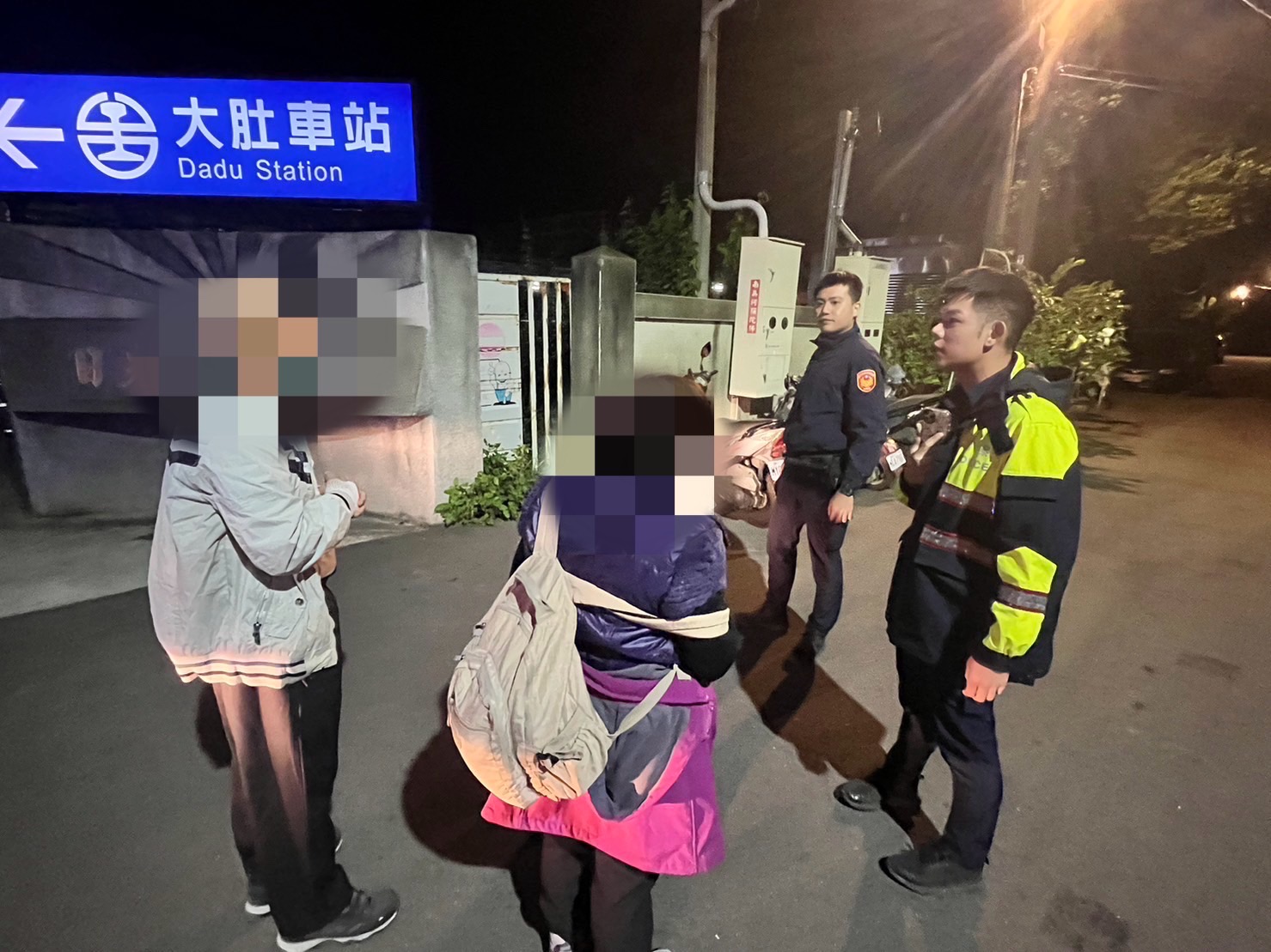 劉峪銓所長及警員賴威廷積極調閱監視器協助。（圖/記者澄石翻攝）