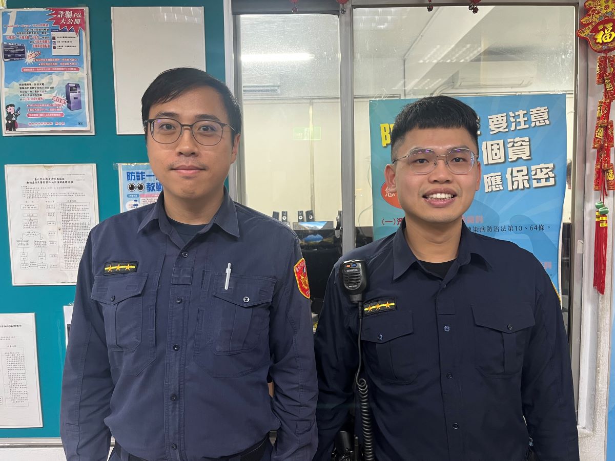 港墘派出所警員陳奎凱(左)、何瑋霖(右)。(記者薛秀蓮翻攝)