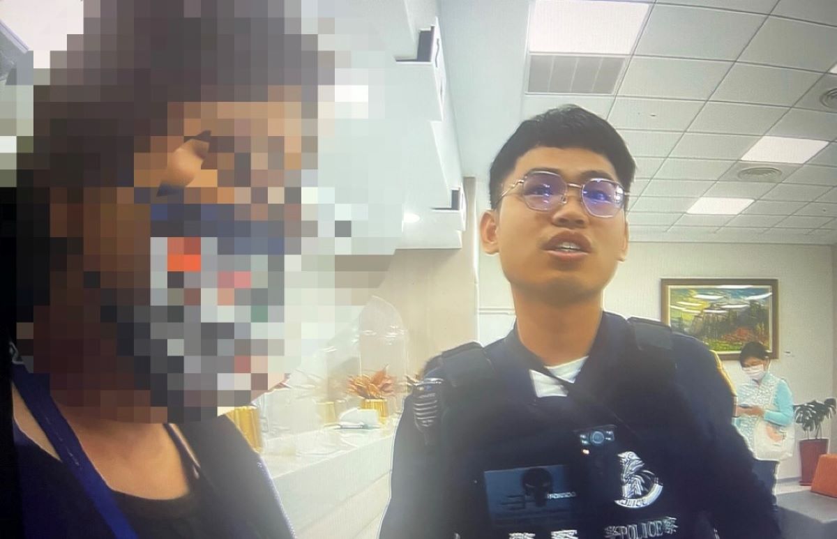員警向民眾解說詐騙手法。(記者薛秀蓮翻攝)