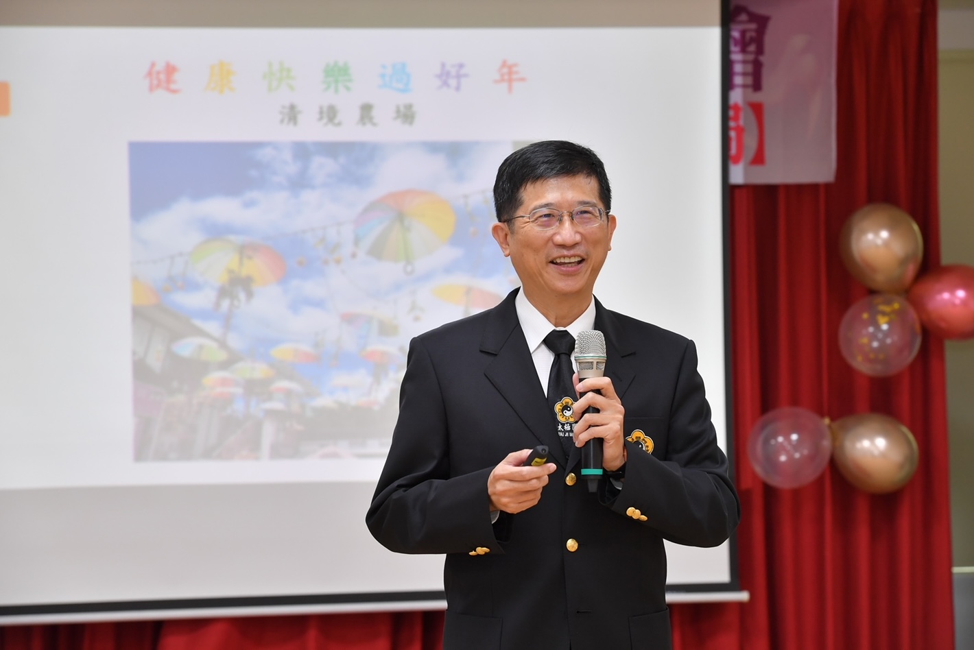 ▲高雄市醫師公會副秘書長許軒豪醫師帶領現場來賓一起健康快樂遊台灣。（記者李欣翻攝）
