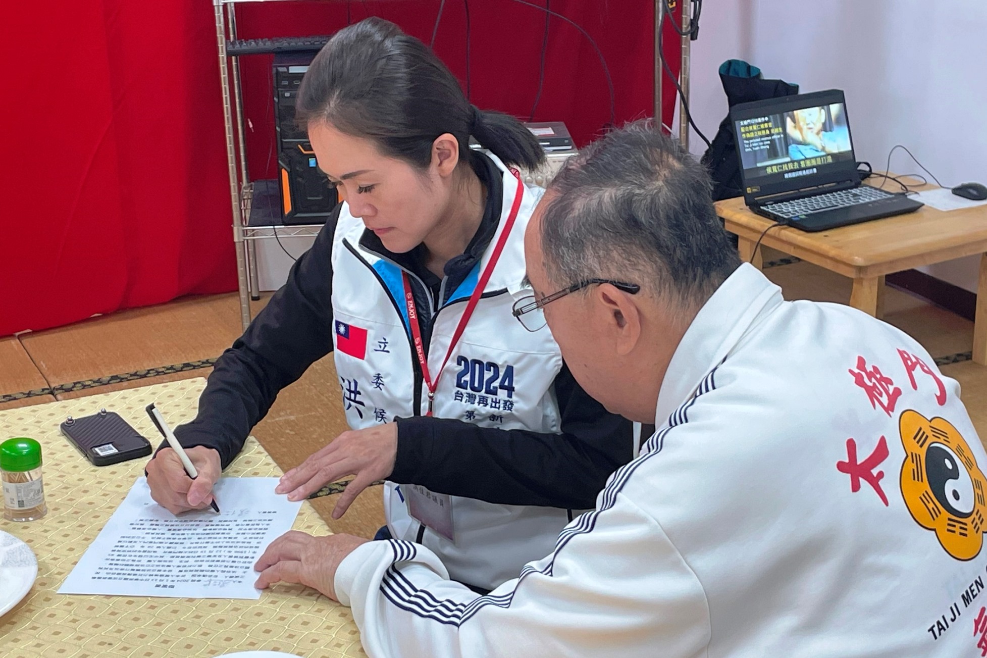▲立委候選人洪佳君為勇於維護法治精神、為民喉舌,盡力達成平反任務,彰顯正義聯署。(記者晨曦翻攝)