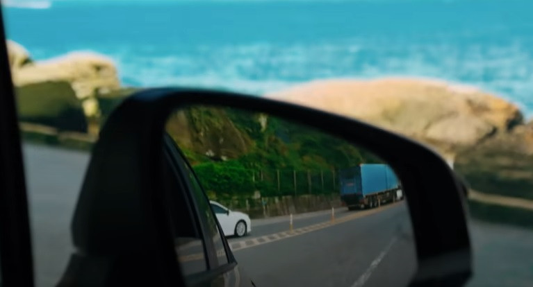 後照鏡出現一藍一白的車,疑似暗酸藍白與綠背道而馳?(圖/翻攝YOUTUBE)