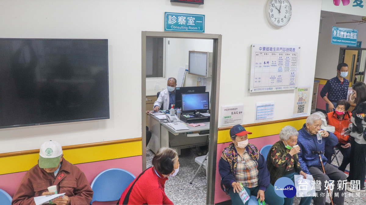 長輩很高興就近就醫的便利。(南基醫院提供)