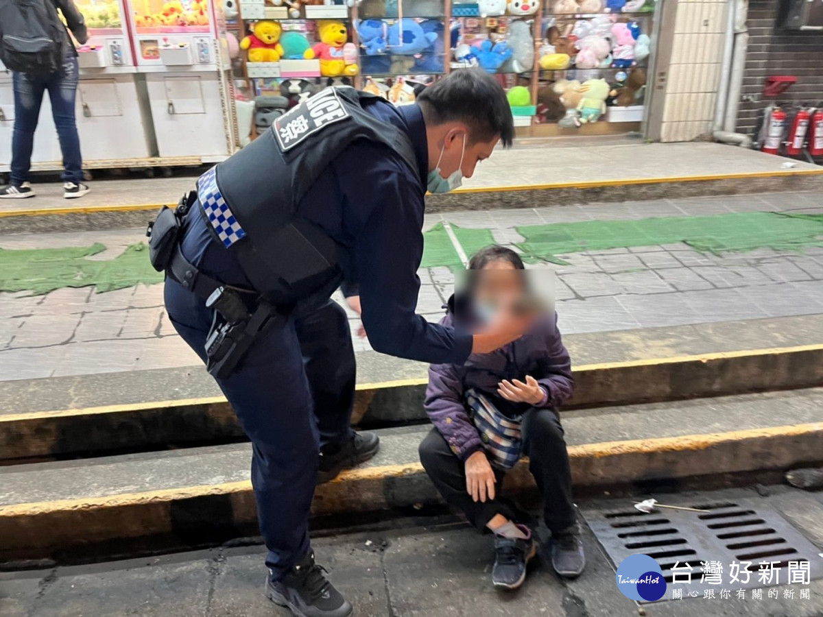 8旬老婦身體不適倒臥路旁，員警發現即時救護。